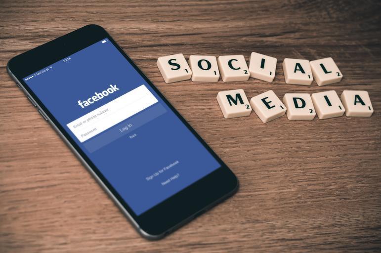 فیس بوک در تلفن همراه با شبکه های اجتماعی در کاشی های دستمالی.