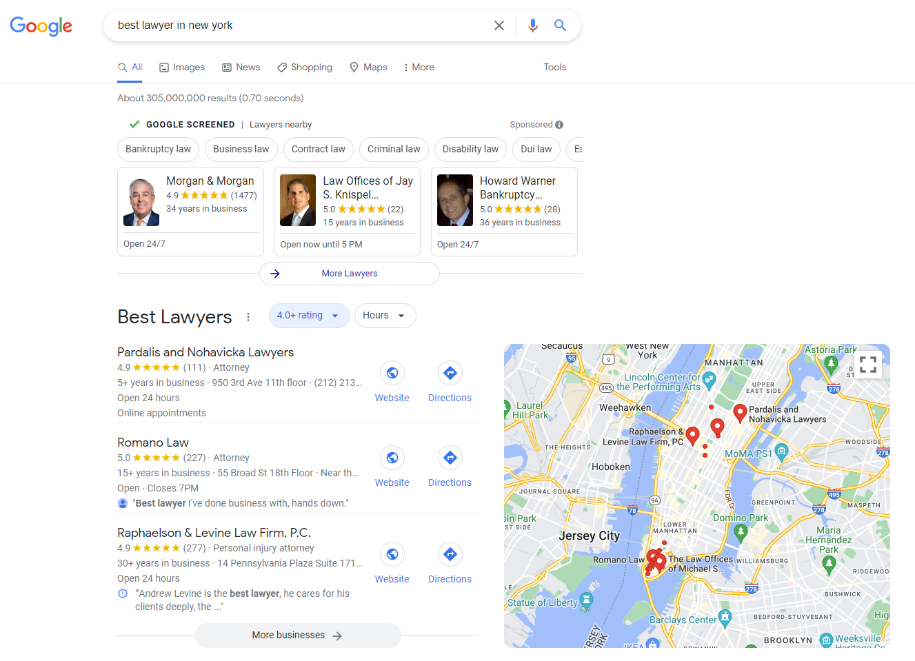 Une capture d'écran d'une recherche Google pour [best lawyer in new york]affichant des fiches d'établissement dans des fonctionnalités spéciales telles que le pack local
