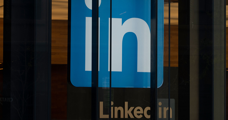 LinkedIn Tests New Human Curated Discover Feed